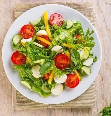 Uma das opções para uma dieta de trigo sarraceno por um mês envolve o uso de salada de legumes