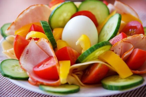 Salada de legumes no menu dietético de ovo e laranja para perda de peso