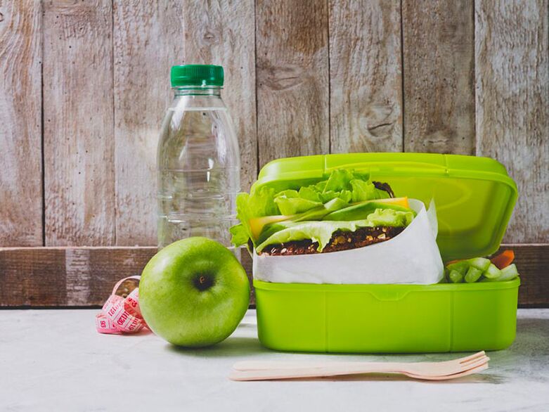 Maçã, água e salada
