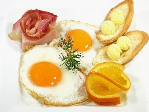 Ovos fritos com bacon como alimento proibido contra gastrite