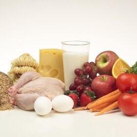 Alimentos ricos em proteínas e frutas na dieta das seis pétalas